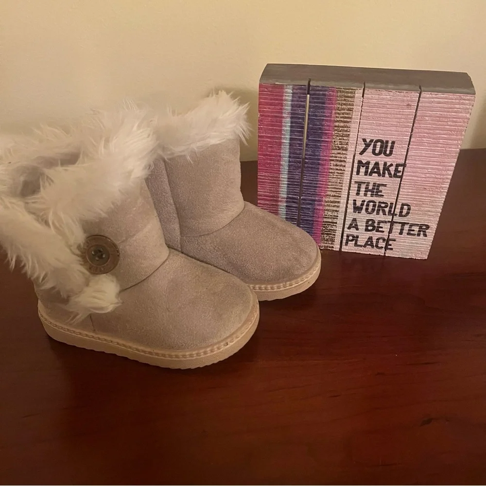 🎀 Size 10C, Cozy Kids high top Boots with Faux Fur‎ Trim and brass button.